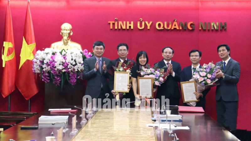 Các ứng viên nhận hoa từ Hội đồng thi tuyển (4-2021). Ảnh Hoàng Quỳnh