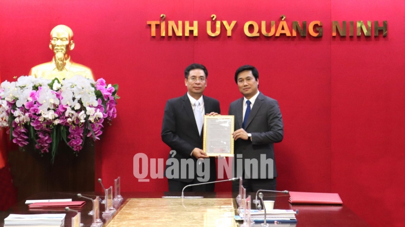 Chủ tịch UBND tỉnh Nguyễn Tường Văn trao quyết định trúng tuyển chức danh Giám đốc Sở Tư pháp (4-2021). Ảnh Hoàng Quỳnh