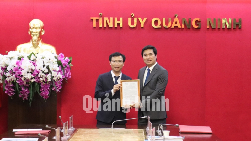 Chủ tịch UBND tỉnh Nguyễn Tường Văn trao quyết định trúng tuyển chức danh Phó Giám đốc Sở Tài nguyên và Môi trường (4-2021). Ảnh Hoàng Quỳnh