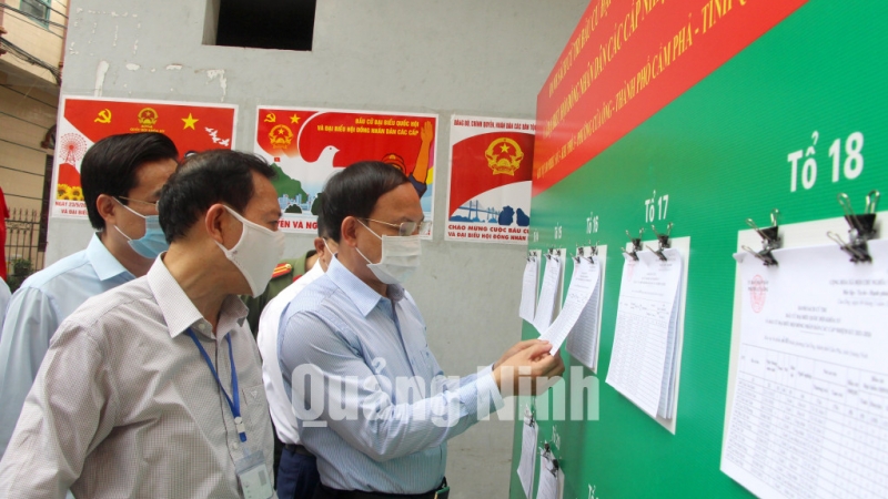 Bí thư Tỉnh ủy Nguyễn Xuân Ký kiểm tra công tác chuẩn bị bầu cử tại khu vực bỏ phiếu số 3 phường Cửa Ông (TP Cẩm Phả) (5-2021).