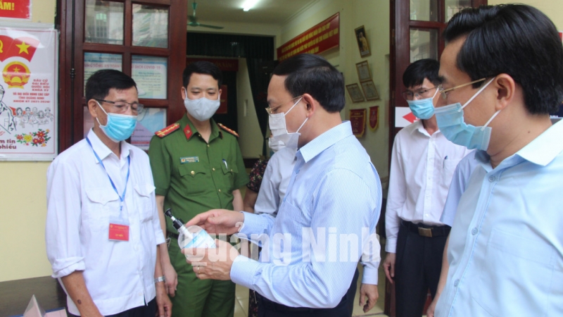 Bí thư Tỉnh ủy Nguyễn Xuân Ký kiểm tra công tác phòng, chống dịch khu vực bỏ phiếu số 3 (5-2021).