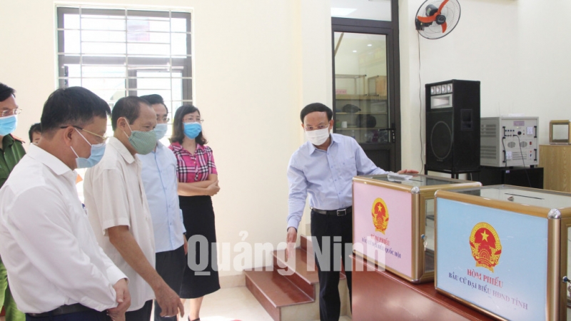 Bí thư Tỉnh ủy Nguyễn Xuân Ký kiểm tra cơ sở vật chất phục vụ bầu cử tại khu vực bỏ phiếu số 2 phường Mông Dương (5-2021).