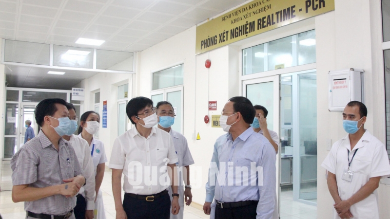 Bí thư Tỉnh ủy Nguyễn Xuân Ký kiểm tra cơ sở vật chất phục vụ xét nghiệm Covid-19 tại Bệnh viện Đa khoa Cẩm Phả (5-2021).