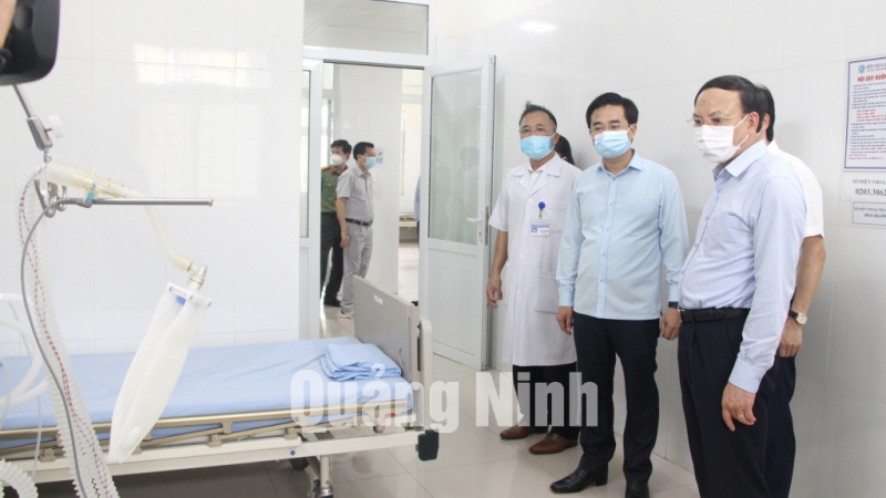 Bí thư Tỉnh ủy Nguyễn Xuân Ký kiểm tra khu vực cách ly người nghi nhiễm SARS-CoV-2 tại Bệnh viện đa khoa Cẩm Phả (5-2021).