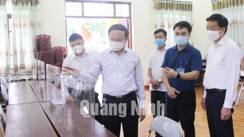 Bí thư Tỉnh ủy Nguyễn Xuân Ký đánh giá cao các khu vực bỏ phiếu của TP Uông Bí đã trang bị kính chắn giọt bắn phòng, chống dịch (5-2021).