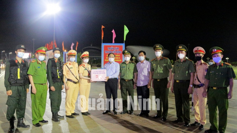 Bí thư Tỉnh ủy Nguyễn Xuân Ký kiểm tra công việc và tặng quà động viên các lực lượng đảm thực hiện nhiệm vụ đảm bảo ANTT tại khu vực Quảng trường 25/4 (5-2021).
