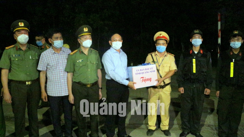 Bí thư Tỉnh ủy Nguyễn Xuân Ký thăm, tặng quà động viên các lực lượng đang làm nhiệm vụ tuần tra vũ trang, đảm bảo ANTT trên địa bàn phường Hà Khánh, TP Hạ Long (5-2021).