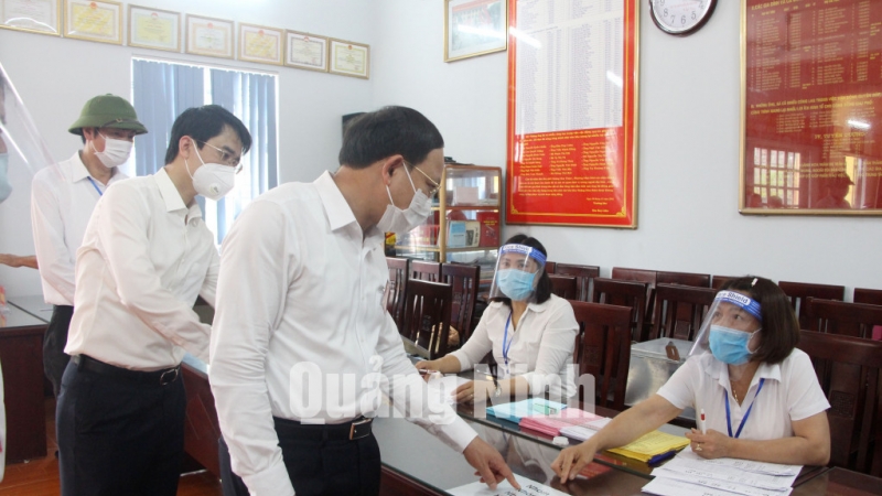 Bí thư Tỉnh ủy Nguyễn Xuân Ký kiểm tra tại khu vực bỏ phiếu số 11 phường Mạo Khê (TX Đông Triều) (5-2021).