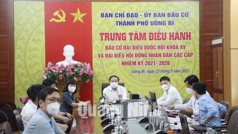 Bí thư Tỉnh ủy Nguyễn Xuân Ký nghe báo cáo tình hình bầu cử của các địa phương qua Trung tâm điều hành của TP Uông Bí (5-2021).