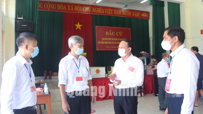 Bí thư Tỉnh ủy Nguyễn Xuân Ký trao đổi với cán bộ tại khu vực bỏ phiếu (5-2021).