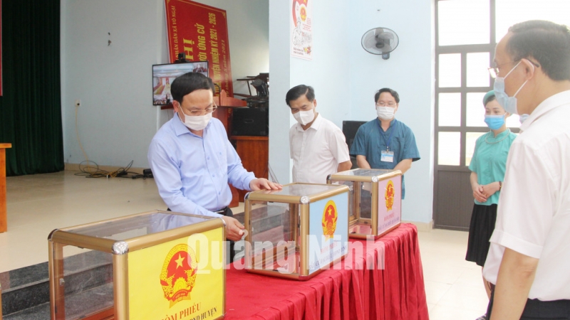 Bí thư Tỉnh ủy Nguyễn Xuân Ký kiểm tra cơ sở vật chất tại Khu vực bỏ phiếu số 6, xã Vô Ngại (5-2021).