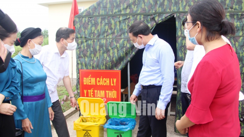 Bí thư Tỉnh ủy Nguyễn Xuân Ký kiểm tra phương án phòng dịch Covid-19 tại Khu vực bỏ phiếu số 3, xã Lục Hồn (5-2021).