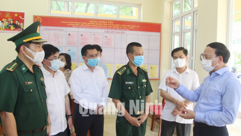Bí thư Tỉnh ủy Nguyễn Xuân Ký kiểm tra tại Khu vực bỏ phiếu số 7 (khu vực bỏ phiếu của lực lượng vũ trang) xã Hoành Mô (5-2021).