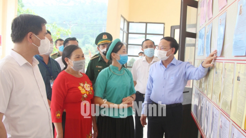 Bí thư Tỉnh ủy Nguyễn Xuân Ký trò chuyện với thành viên tổ bầu cử Khu vực bỏ phiếu số 6, xã Vô Ngại (5-2021).