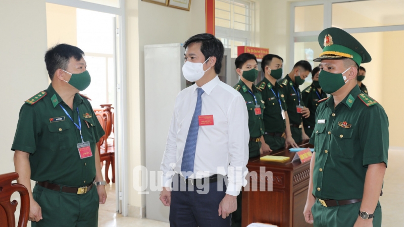 Chủ tịch UBND tỉnh Nguyễn Tường Văn kiểm tra công tác phòng dịch tại phường Ninh Dương (4-2021).