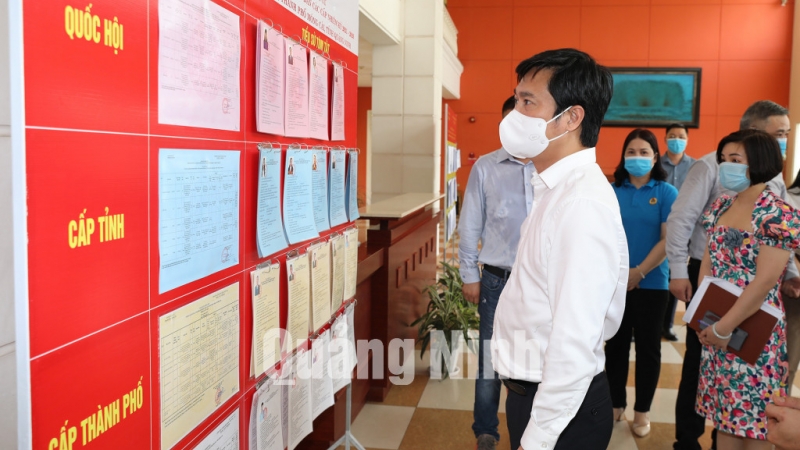 Chủ tịch UBND tỉnh Nguyễn Tường Văn kiểm tra danh sách bầu cử (4-2021).