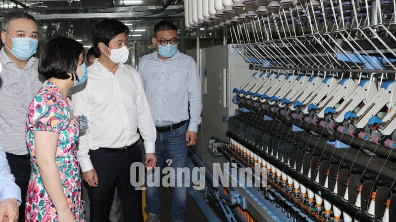 Chủ tịch UBND tỉnh Nguyễn Tường Văn thăm dây chuyền sản xuất của Công ty TNHH Khoa học kỹ thuật Texhong Ngân Long (4-2021).