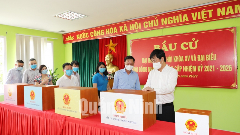 Chủ tịch UBND tỉnh Nguyễn Tường Văn kiểm tra hòm phiếu tại điểm bỏ phiếu KCN Hải Yên (4-2021).
