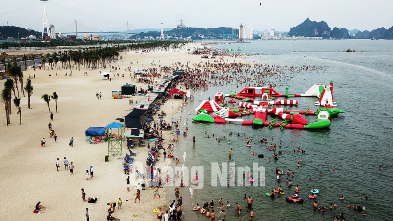 Bãi tắm Bãi Cháy (9-2019). Ảnh: Đỗ Phương