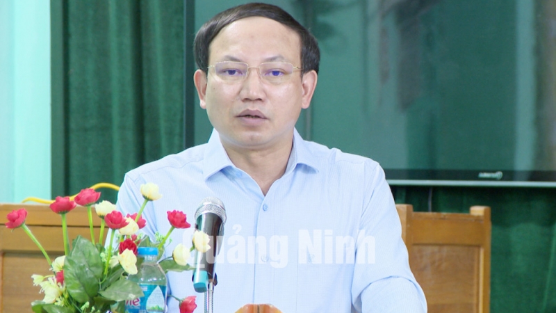 Bí thư Tỉnh ủy Nguyễn Xuân Ký thông tin các đảng viên Chi bộ khu 1 các nội dung công việc của tỉnh (6-2021). Ảnh: Thu Chung