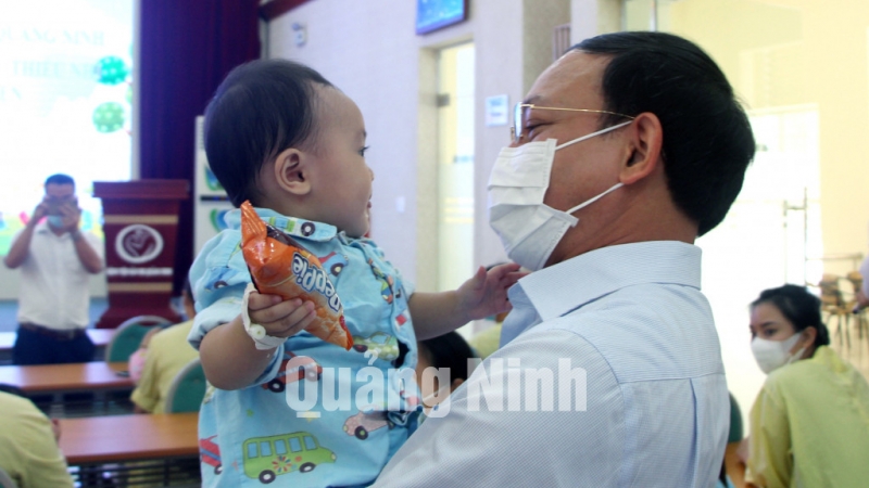 Bí thư Tỉnh ủy Nguyễn Xuân Ký ân cần hỏi thăm tình hình sức khỏe của các bệnh nhi đang điều trị tại Bệnh viện Sản Nhi (6-2021). Ảnh: Thu Chung