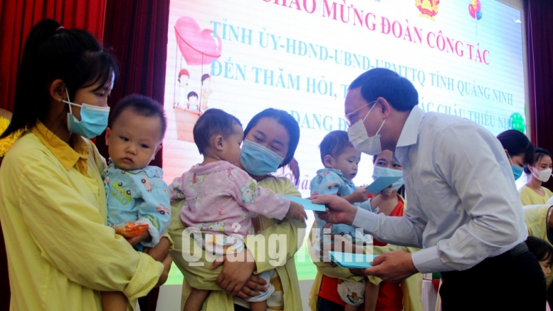 Bí thư Tỉnh ủy Nguyễn Xuân Ký chia sẻ, động viên các gia đình có bệnh nhi đang điều trị tại Bệnh viện (6-2021). Ảnh: Thu Chung