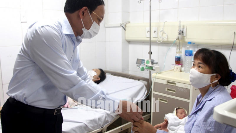 Bí thư Tỉnh ủy Nguyễn Xuân Ký đến thăm và trao quà động viên cho các bệnh nhi sơ sinh non yếu ở Khoa sơ sinh (6-2021). Ảnh: Thu Chung