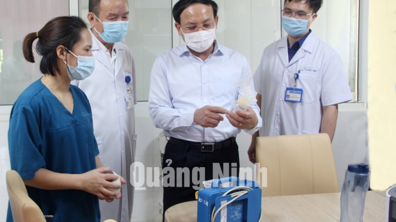 Bí thư Tỉnh ủy Nguyễn Xuân Ký thăm Ngân hàng sữa mẹ của Bệnh viện (6-2021). Ảnh: Thu Chung