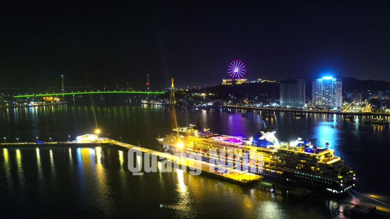 Tàu Celebrity Millennium thuộc hãng tàu biển Royal Caribbean Cruise Lines của Mỹ cập cảng khách quốc tế Hạ Long (11-2018). Ảnh: Hùng Sơn