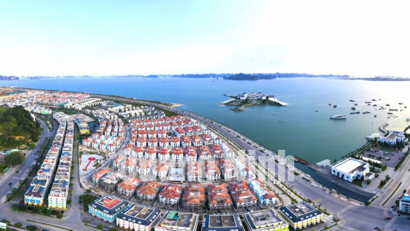 Những đô thị mới bên bờ Vịnh Hạ Long (5-2021). Ảnh: Hùng Sơn