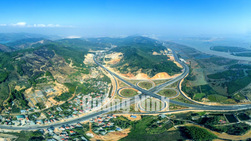 Nút giao Minh Khai giữa 2 tuyến cao tốc Hạ Long - Hải Phòng và Hạ Long - Vân Đồn với QL18 nằm tại vị trí cửa ngõ TP Hạ Long (6-2021). Ảnh Hùng Sơn