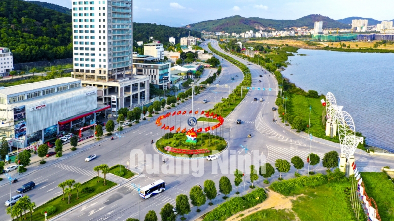 Tuyến đường 10 làn xe đầu tiên của tỉnh Quảng Ninh nối TP Hạ Long với cao tốc Hải Phòng - Vân Đồn (6-2021). Ảnh: Hùng Sơn