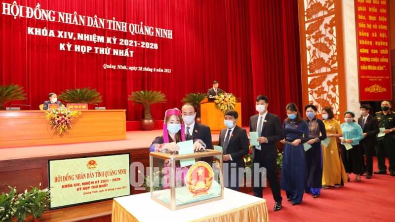 Các đại biểu HĐND tỉnh bỏ phiếu bầu các chức danh của HĐND tỉnh Khóa XIV (6-2021). Ảnh: Đỗ Phương