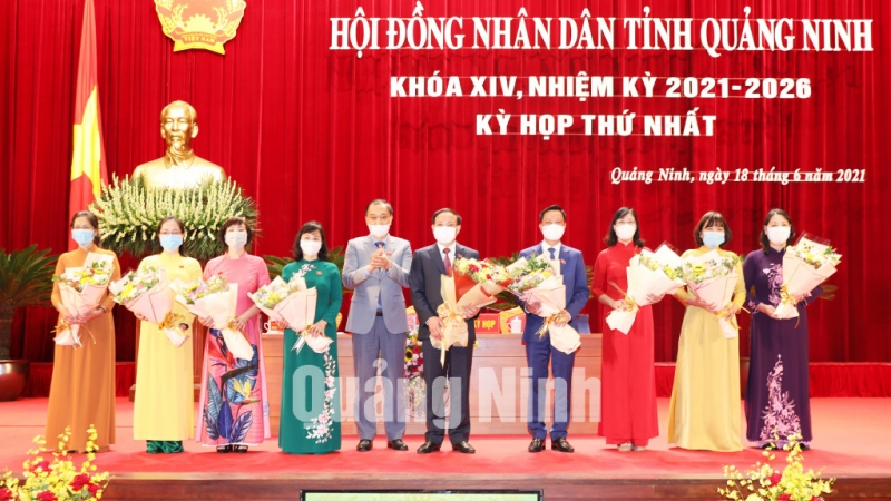Chủ nhiệm Ủy ban Kinh tế của Quốc hội Khóa XIV Vũ Hồng Thanh tặng hoa chúc mừng các đồng chí trúng cử (6-2021). Ảnh: Đỗ Phương