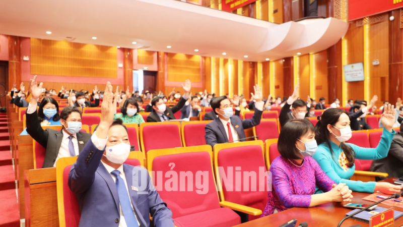 Các đại biểu HĐND tỉnh biểu quyết thông qua các Nghị quyết (6-2021). Ảnh: Đỗ Phương
