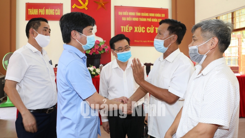 Chủ tịch UBND tỉnh Nguyễn Tường Văn gặp gỡ, trò chuyện với cử tri TP Móng Cái (7-2021). Ảnh: Đỗ Phương
