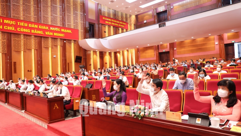 Các đại biểu biểu quyết thông qua các Nghị quyết trình tại kỳ họp (7-2021). Ảnh: Đỗ Phương