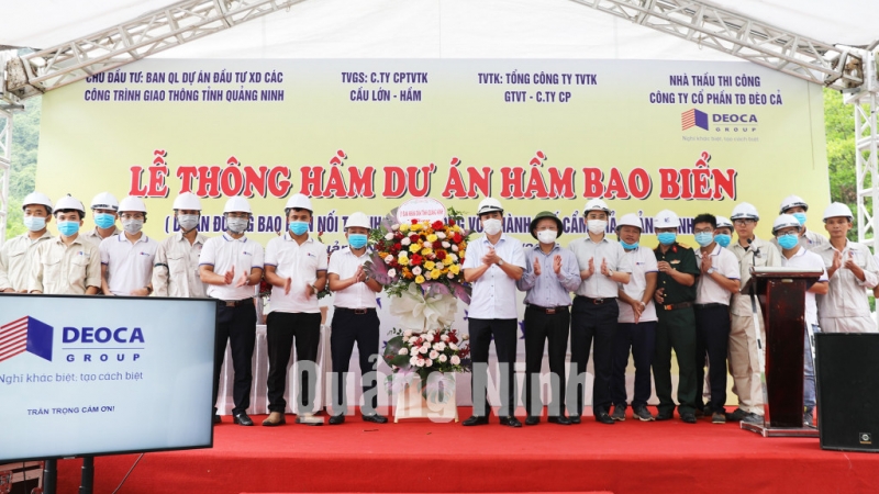 Chủ tịch UBND tỉnh Nguyễn Tường Văn tặng hoa chúc mừng, động viên chủ đầu tư và các nhà thầu (7-2021). Ảnh: Đỗ Phương