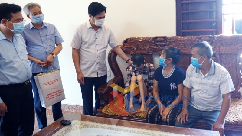 Chủ tịch UBND tỉnh Nguyễn Tường Văn thăm hỏi, tặng quà gia đình ông Vy Tiến Bảo bị nhiễm chất độc hóa học (7-2021). Ảnh: Nguyễn Thanh