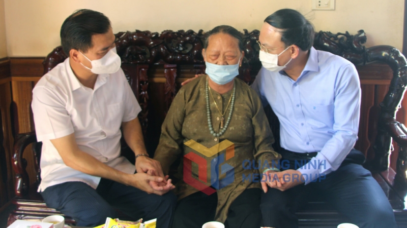 Bí thư Tỉnh ủy Nguyễn Xuân Ký thăm, tặng quà mẹ liệt sỹ Ngô Thị Bền tại khu 2, phường Quảng Yên, TX Quảng Yên (7-2021). Ảnh: Thu Chung
