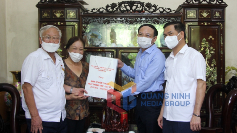 Bí thư Tỉnh ủy Nguyễn Xuân Ký thăm, tặng quà thương binh Nguyễn Văn Chính, khu 4, phường Phong Cốc, TX Quảng Yên (7-2021). Ảnh: Thu Chung