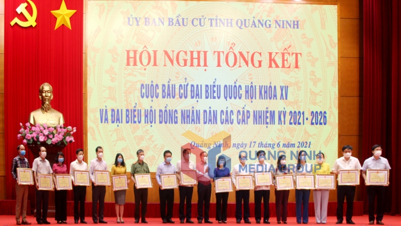 Bí thư Tỉnh ủy Nguyễn Xuân Ký trao Bằng khen của UBND tỉnh cho các cá nhân có thành tích xuất sắc (8-2021). Ảnh: Thu Chung