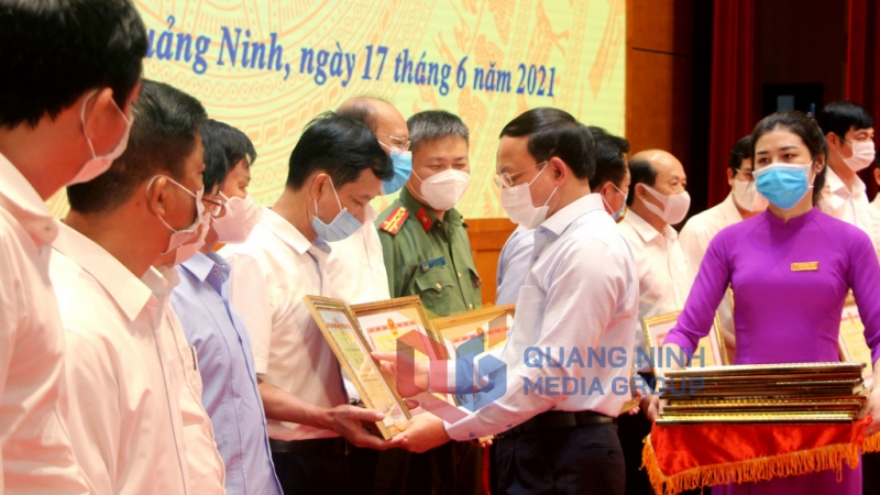 Bí thư Tỉnh ủy Nguyễn Xuân Ký trao Bằng khen cho các tập thể có thành tích xuất sắc (8-2021). Ảnh: Thu Chung