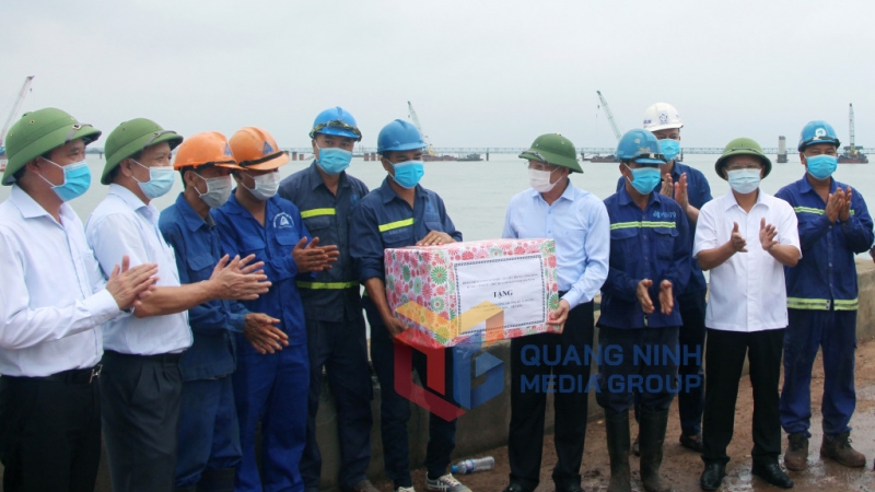 Bí thư Tỉnh ủy Nguyễn Xuân Ký tặng quà động viên công nhân thi công trên công trường cầu Vân Tiên (7-2021). Ảnh: Thu Chung