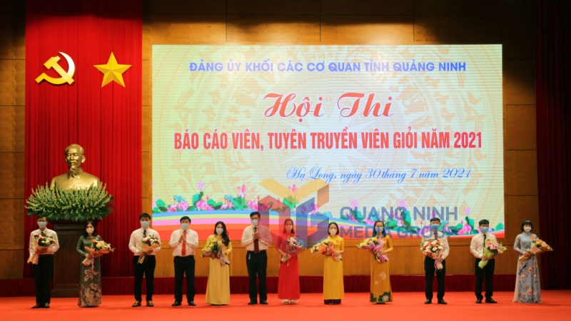 Thí sinh Bùi Thị Thu Huyền đến từ Đảng bộ cơ quan Sở Giao thông - Vận tải xuất sắc đoạt giải Nhất của Hội thi (7-2021). Ảnh: Minh Hà