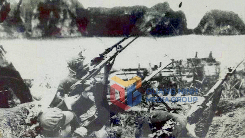 Dân quân, tự vệ Cảng Hòn Gai, công an nhân dân vũ trang Quảng Ninh trong trận chiến hào hùng ngày 5-8-1964 bên sông Cửa Lục. Ảnh tư liệu
