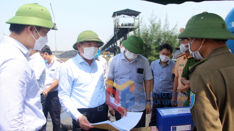 Bí thư Tỉnh ủy Nguyễn Xuân Ký kiểm tra công tác khai báo y tế tại cảng Bến Cân (TX Đông Triều) (8-2021). Ảnh: Thu Chung