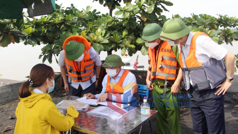 Bí thư Tỉnh ủy Nguyễn Xuân Ký kiểm tra chốt kiểm soát dịch Covid-19 tại cảng Điền Công (TP Uông Bí) (8-2021). Ảnh: Thu Chung