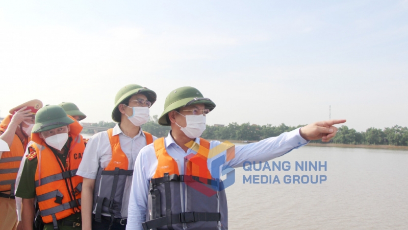 Bí thư Tỉnh ủy Nguyễn Xuân Ký kiểm tra luồng đường thủy nội địa trên địa bàn TX Quảng Yên (8-2021). Ảnh: Thu Chung