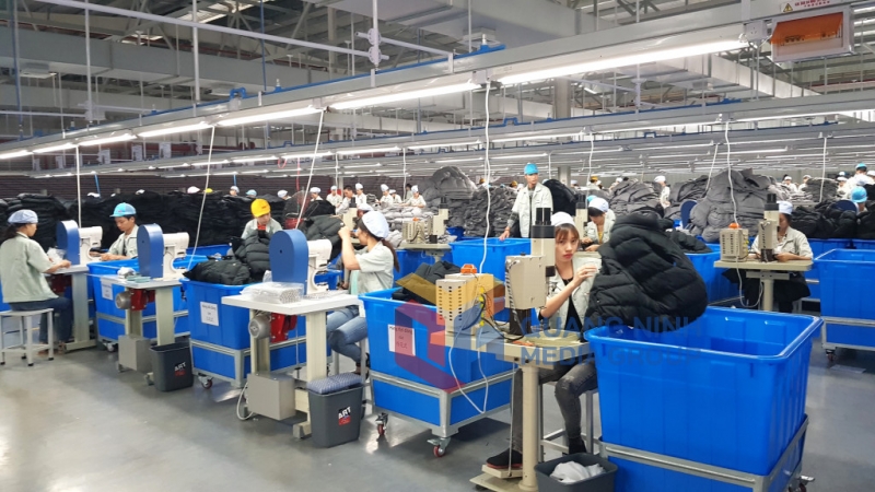 Sản xuất quần áo tại Công ty TNHH May mặc Hoa Lợi Đạt (Việt Nam) tại KCN Texhong Hải Hà (5-2018). Ảnh: Thái Cảnh